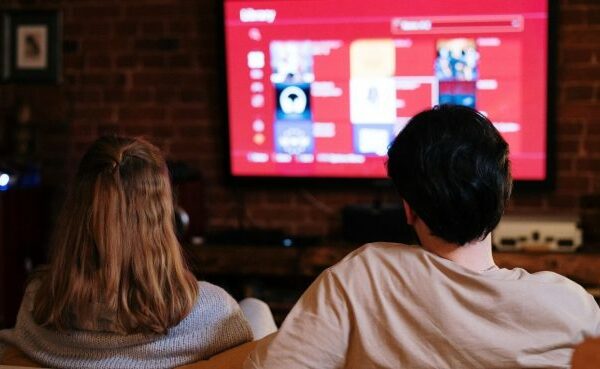 couple watching tv 1